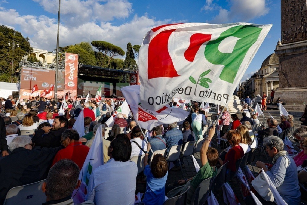 Ιταλία: Επίθεση των ακροδεξιών στην κεντροαριστερά για τις κόκκινες σημαίες με σφυροδρέπανα