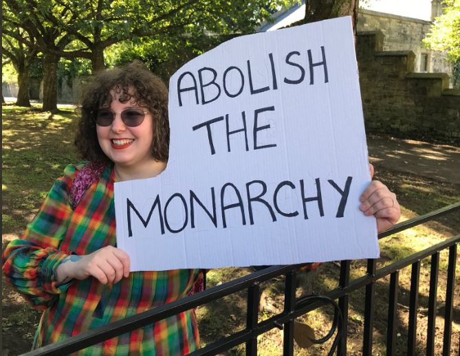 Βασίλισσα Ελισάβετ: Μία και… μόνη διαδηλώτρια—«Καταργήστε την μοναρχία»
