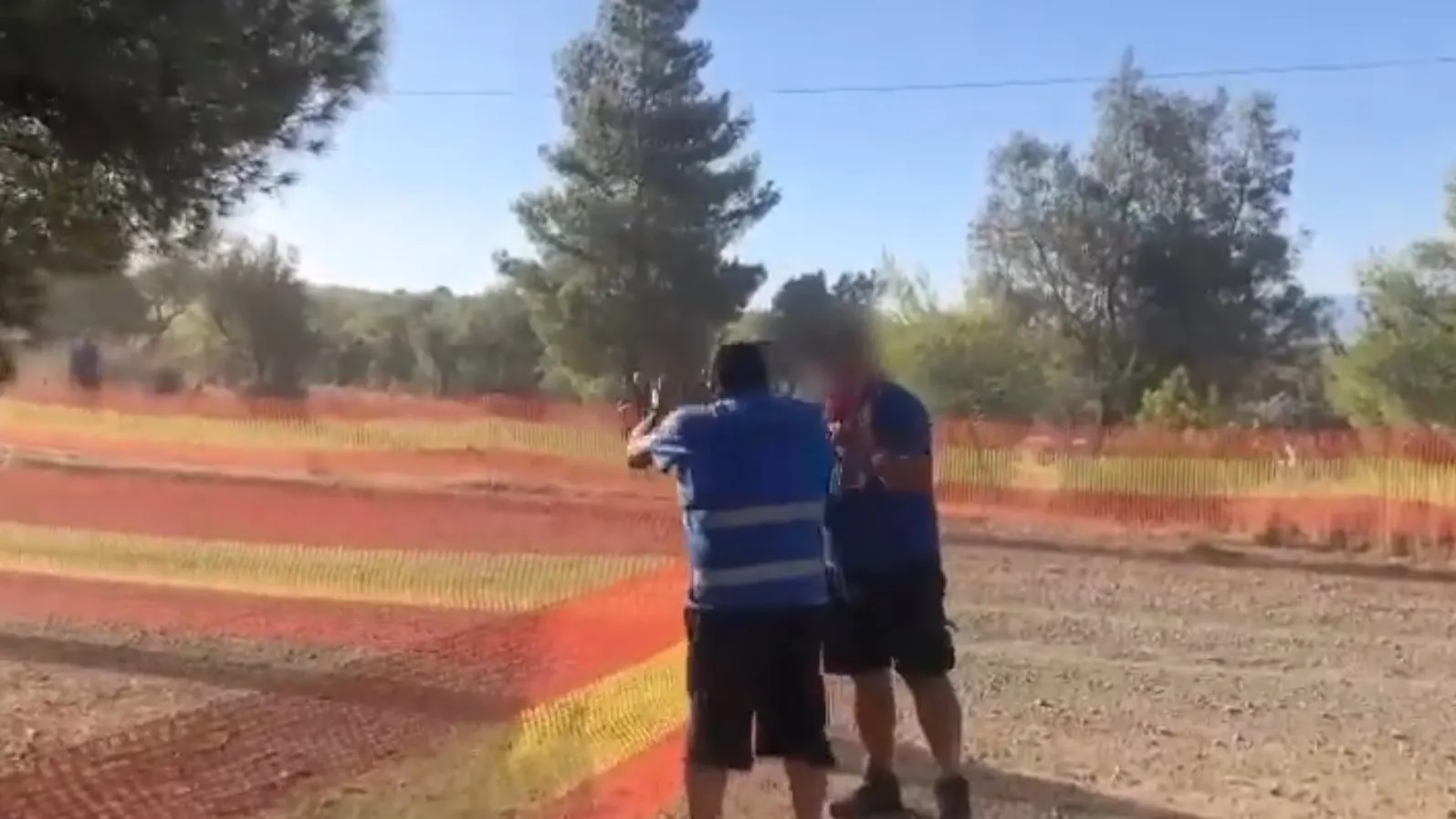 ΕΚΟ Ράλλυ Ακρόπολις: Θεατές αγνόησαν τους κριτές και περπατούσαν μέσα στην ειδική διαδρομή—BINTEO