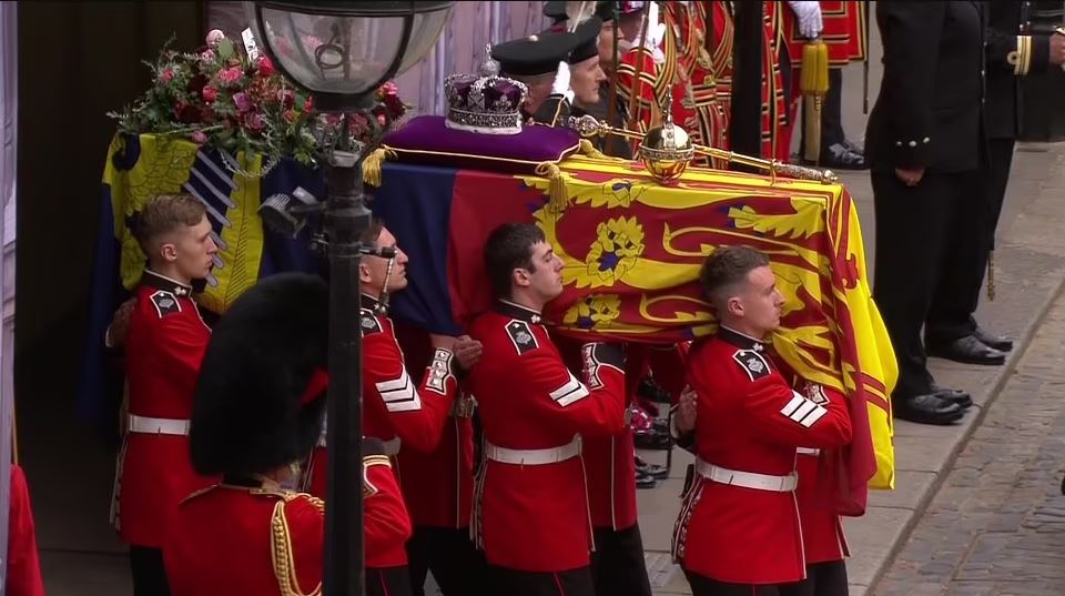 Βασίλισσα Ελισάβετ: Ξεκίνησε η πομπή με τα μέλη της βασιλικής οικογένειας- LIVE εικόνα