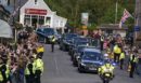 Βασίλισσα Ελισάβετ: Χιλιάδες πολίτες την αποχαιρετούν στο τελευταίο της “ταξίδι” στη Σκωτία