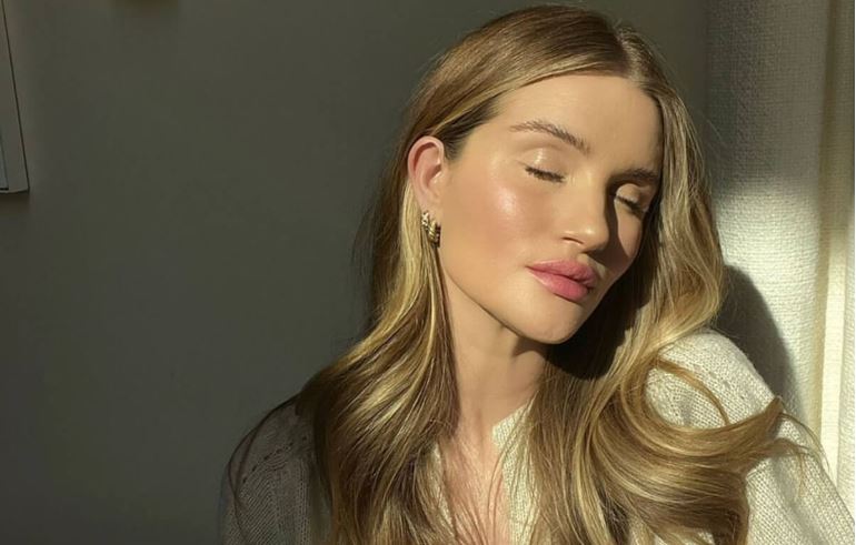 Ορός με χρώμα VS ενυδατικής με χρώμα: Ποια είναι η διαφορά τους;