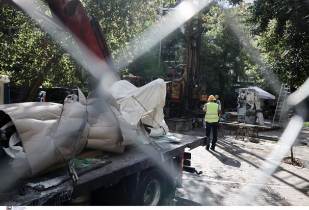 Εξάρχεια άγαλμα