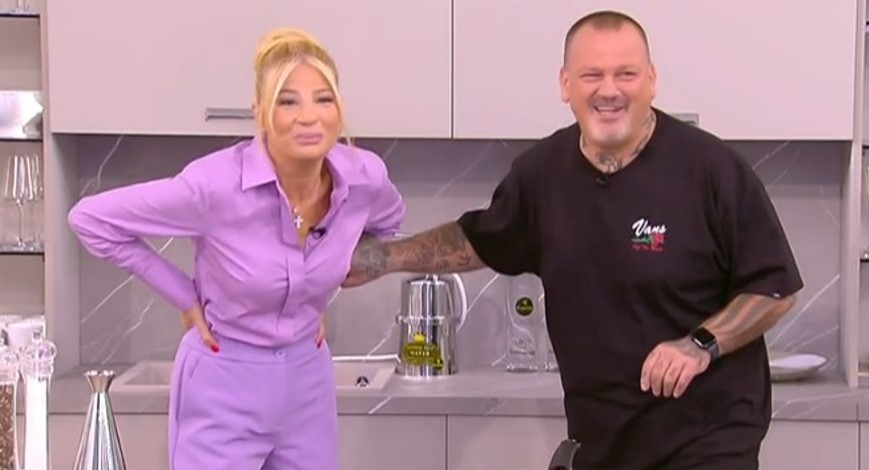 Φαίη Σκορδά και Δημήτρης Σκαρμούτσος γελούν on air