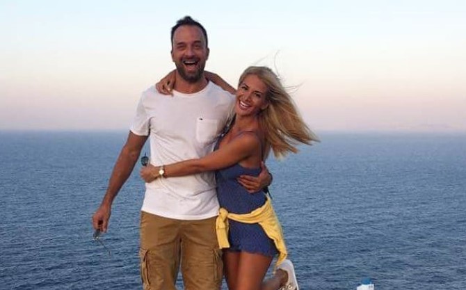 Η Κωνσταντίνα Καραλέξη κρατάει αγκαλιά τον Γιώργο Λιανό