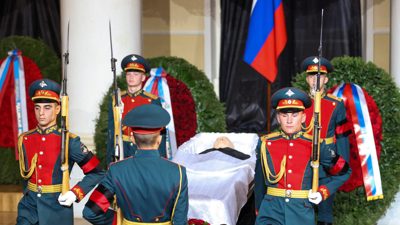 Το φέρετρο του Γκορμπατσόφ μέσα στο Pillar Hall