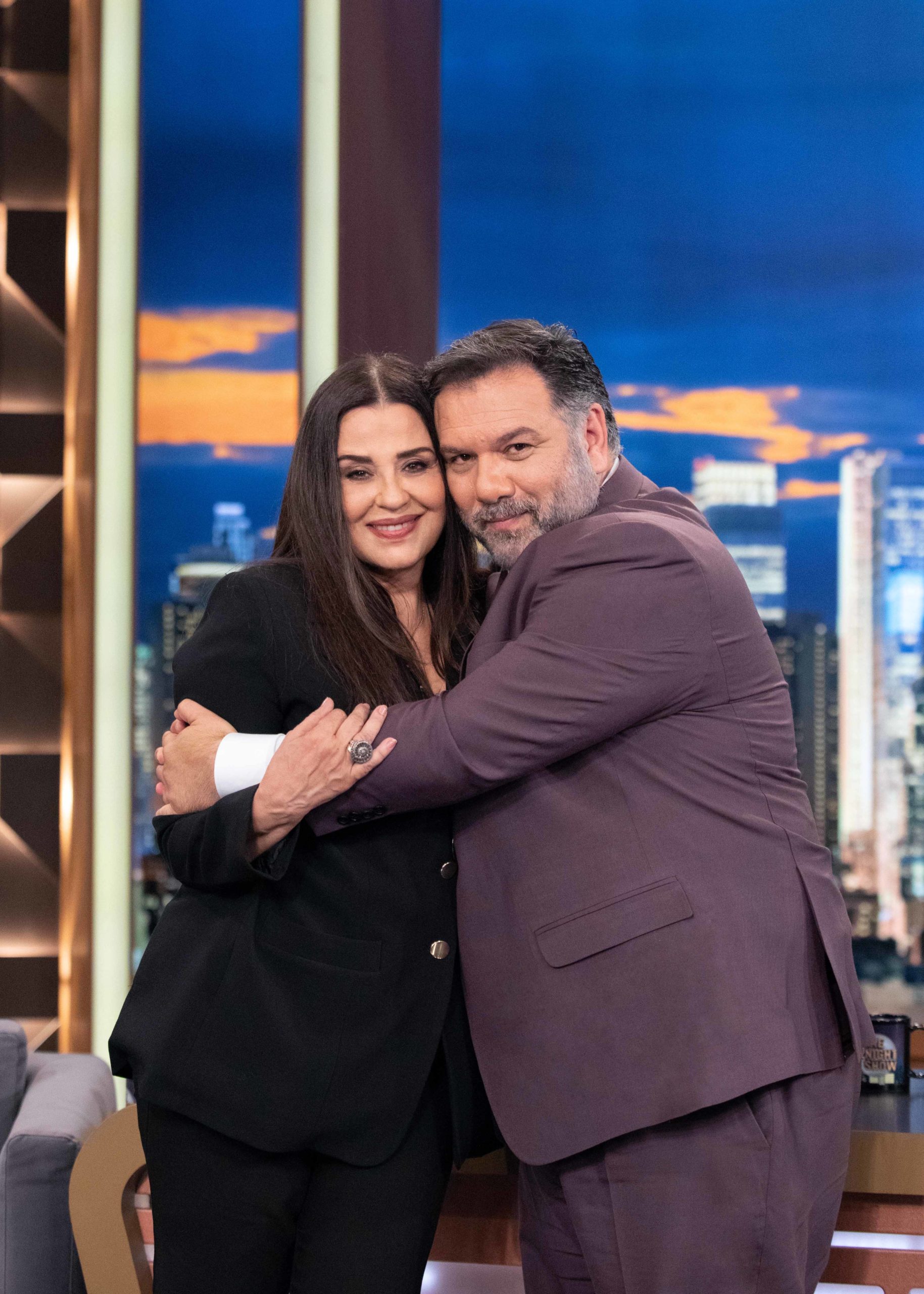 Η Μαρία Τζομπανάκη αγκαλιά με τον Γρηγόρη Αρναούτογλου στο The 2Night Show 