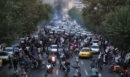 Ιράν: Οργισμένες διαδηλώσεις, επεισόδια και δεκάδες νεκροί μετά τον θάνατο της 22χρονης που «φορούσε ανάρμοστα ρούχα»