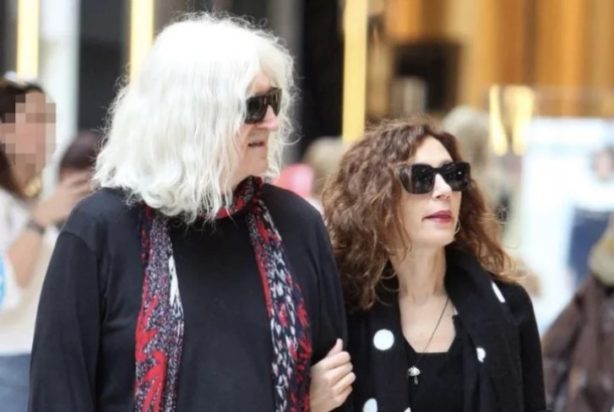 Νίκος Καρβέλας, Έλενα Φερεντίνου