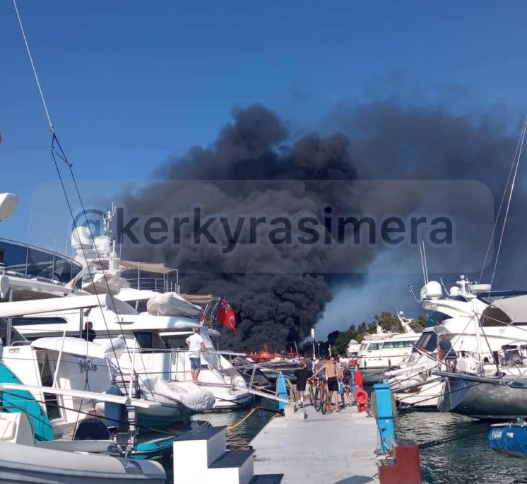 Κέρκυρα: Φλέγονται ιστιοπλοϊκά σκάφη στη μαρίνα των Γουβιών