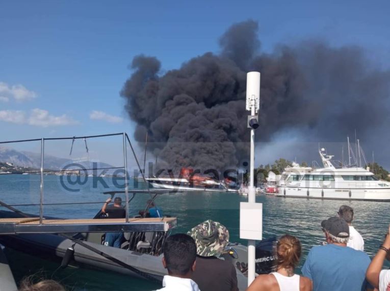 Κέρκυρα: Φλέγονται ιστιοπλοϊκά σκάφη στη μαρίνα των Γουβιών
