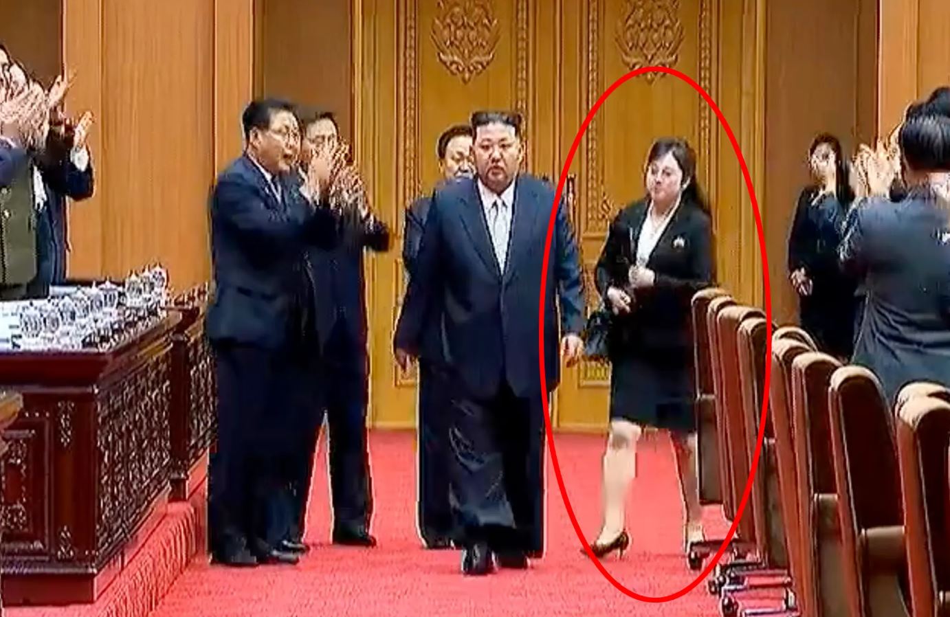 Η μυστηριώδης γυναίκα στο πλευρό του Κιμ Γιονγκ Ουν μπερδεύει τους ειδικούς