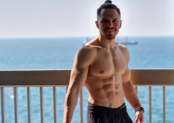 Ο Λευτέρης Πετρούνιας με μαγιό