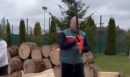O Λουκασένκο ειρωνεύεται την Ευρώπη κόβοντας ξύλα—«Δεν θα τους αφήσουμε να πεθάνουν από το κρύο»