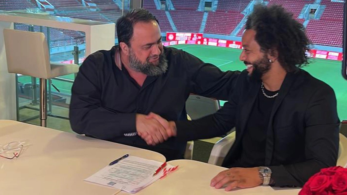 Μαρσέλο: Η στιγμή που υπογράφει το συμβόλαιο του με τον Ολυμπιακό – ΦΩΤΟ