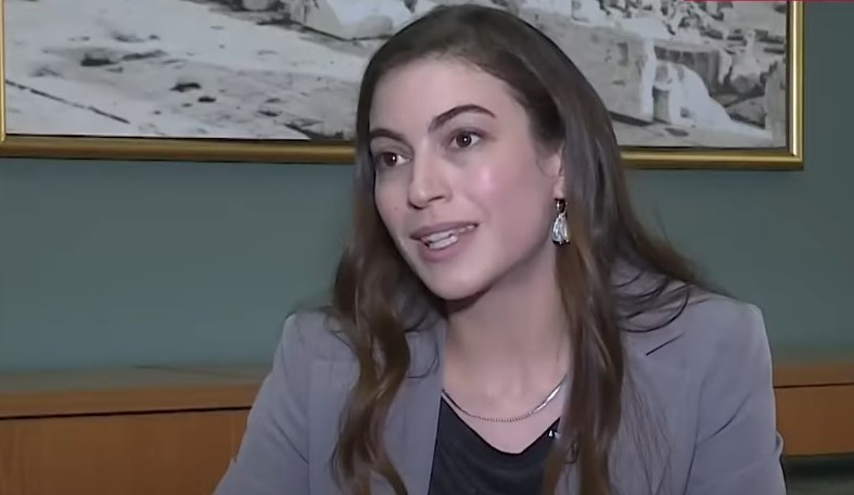 Μάρθα Λαμπίρη – Φεντόρουφ: Η μαρτυρία της πρωταγωνίστριας της σειράς «Παγιδευμένοι» για το Ιράν και τον νόμο της μαντίλας