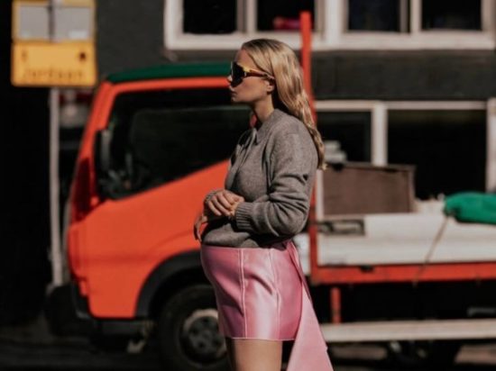 Έγκυος γυναίκα που φοράει μίνι φούστα