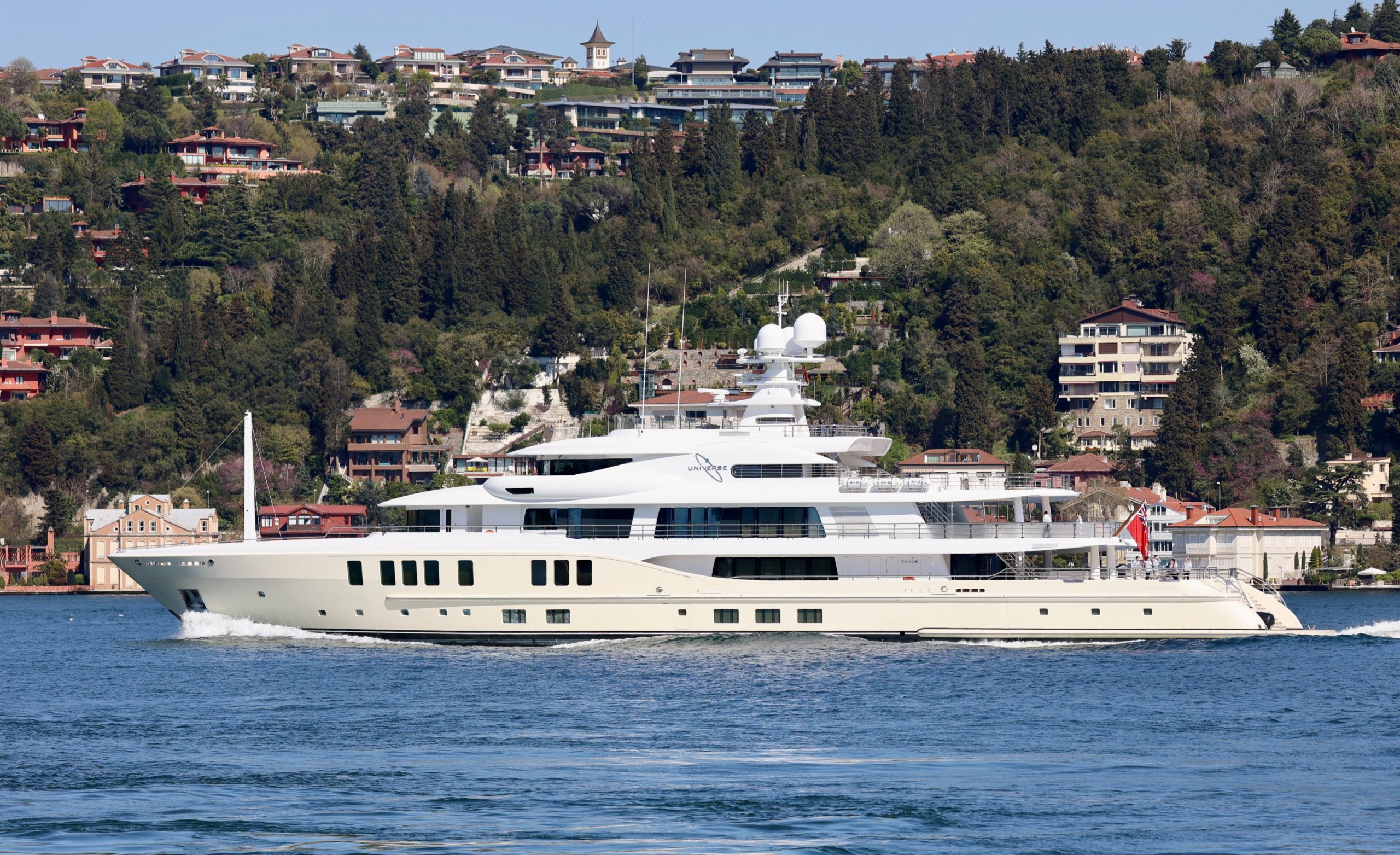 Ρωσία: Oι χλιδάτες διακοπές του Μεντβέντεφ με το πλωτό «παλάτι» των 100 εκατομμυρίων δολαρίων