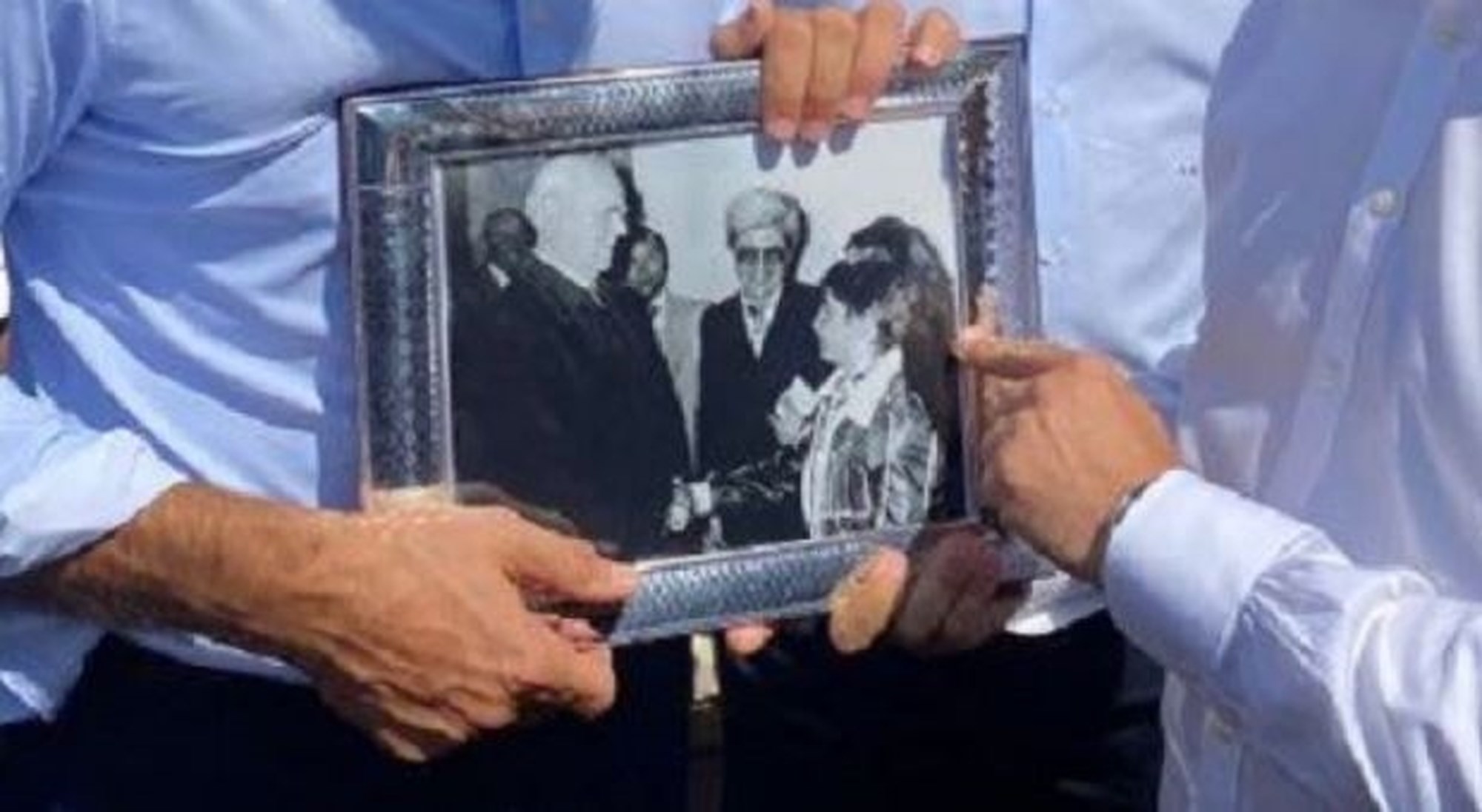 Ο Κυριάκος Μητσοτάκης (8 χρονών) χαιρετάει τον Κωνσταντίνο Καραμανλή