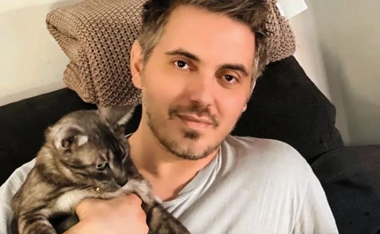 Ο Μιχάλης Χατζηγιάννης αγκαλιά με μια γάτα