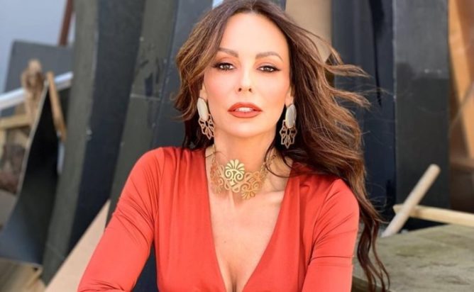 Μπέττυ Μαγγίρα με μαγιό