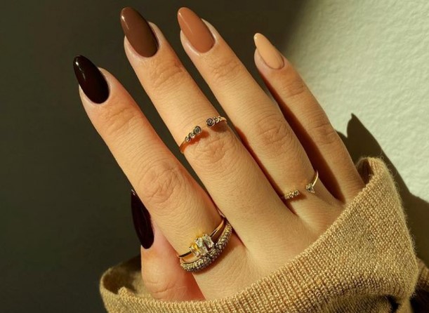 Brown Gradient Nails: Είναι το ωραιότερο minimal μανικιούρ της σεζόν