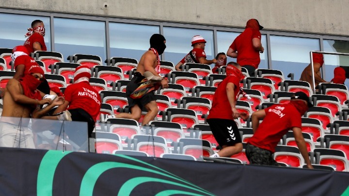 Επεισόδια και εικόνες χάους πριν την σέντρα του Νις-Κολωνία: 7 τραυματίες, οι 2 σε κρίσιμη κατάσταση