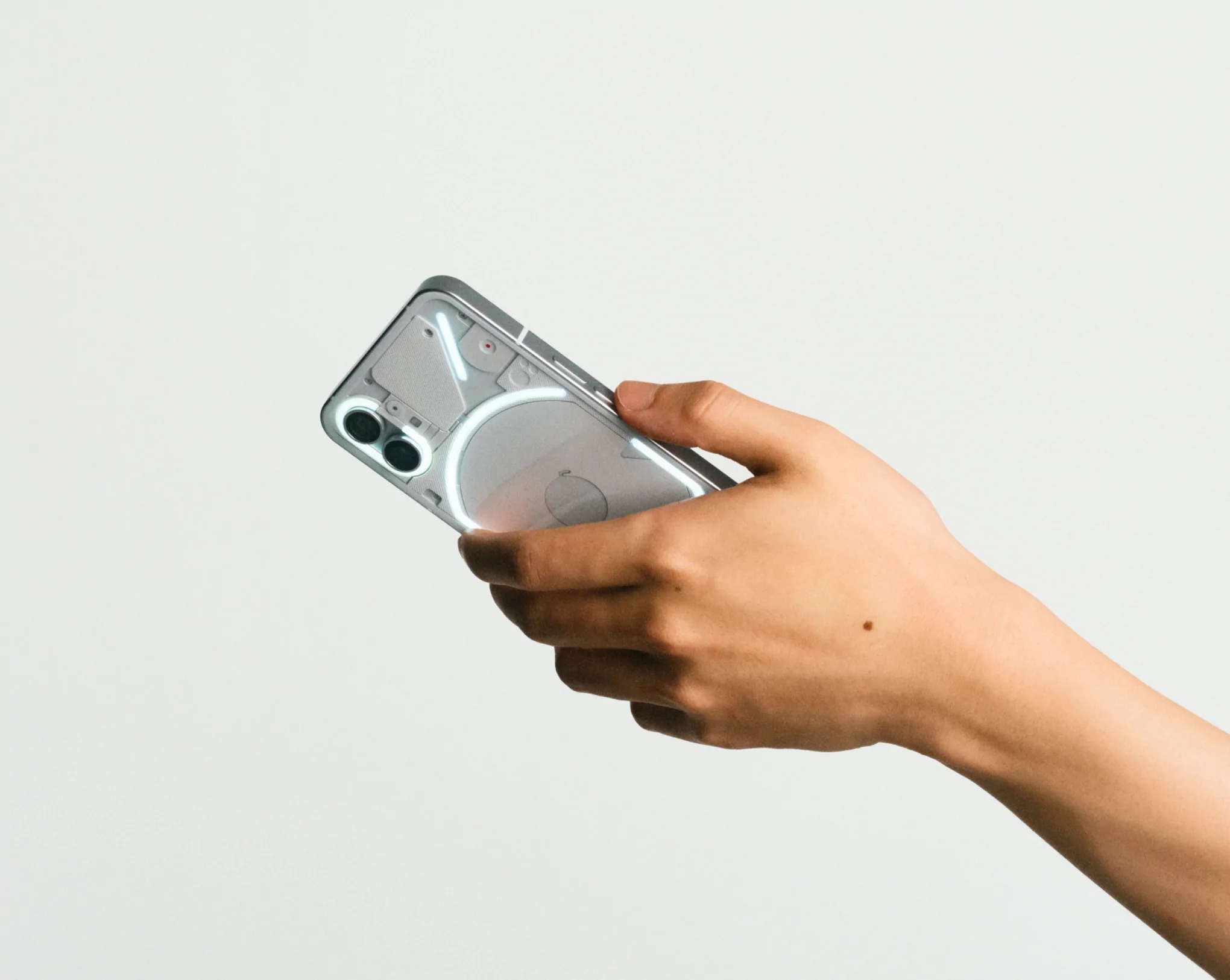 Nothing Phone (1): Το νέο ιδιαίτερο smartphone που έχει γίνει best seller στην κατηγορία του