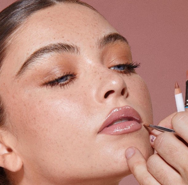 Nude κραγιόν: Πώς να βρείτε αυτό που σας ταιριάζει