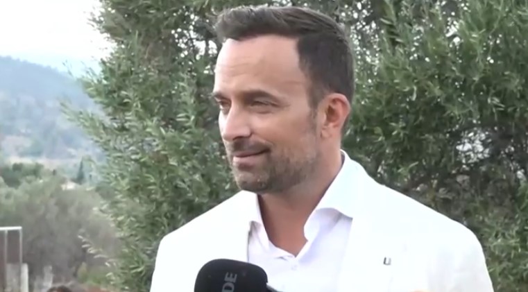 Ο Γιώργος Λιανός, την ημέρα που βάπτισε την κόρη του, μιλάει στις κάμερες