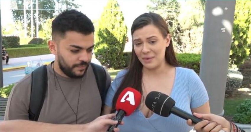 Ο Χρήστος Σαντικάι και η Λάουρα Νάργες συγκινημένοι έξω από το μαιευτήριο
