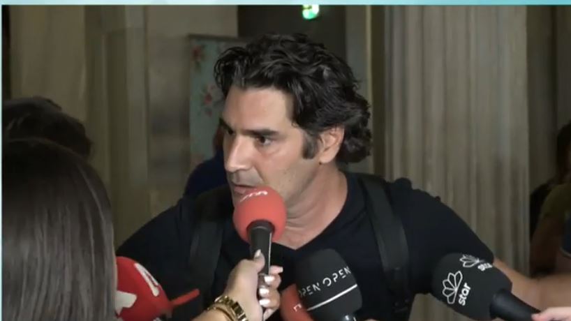 Η στιγμή που ο Χριστόφορος Παπακαλιάτης μαθαίνει μπροστά στις κάμερες ότι πέθανε ο Κώστας Καζάκος