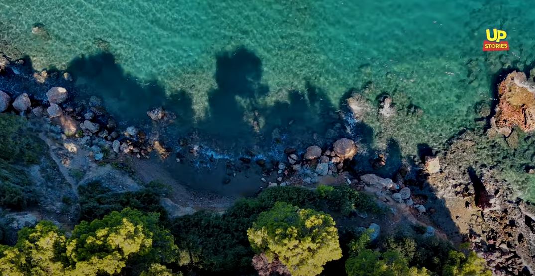 ""Τα βραχάκια του Μπιθικώτση". Η άγνωστη γαλάζια φτωχογειτονιά του Σερ του Ελληνικού πενταγράμμου."