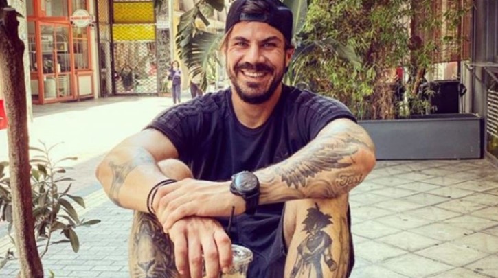 Ο Άκης Πετρετζίκης, χαμογελαστός