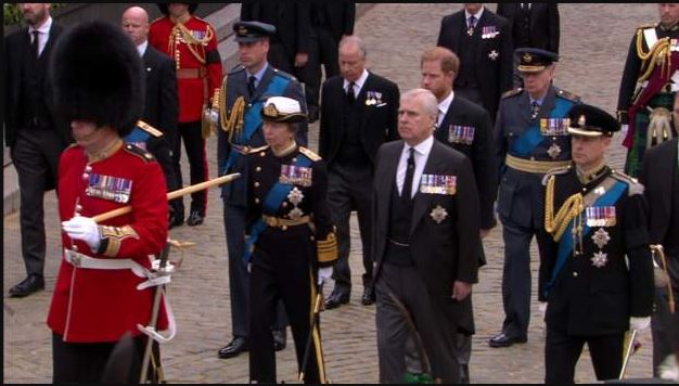 Βασίλισσα Ελισάβετ: Συντετριμμένα τα παιδιά και τα εγγόνια της στην νεκρική πομπή