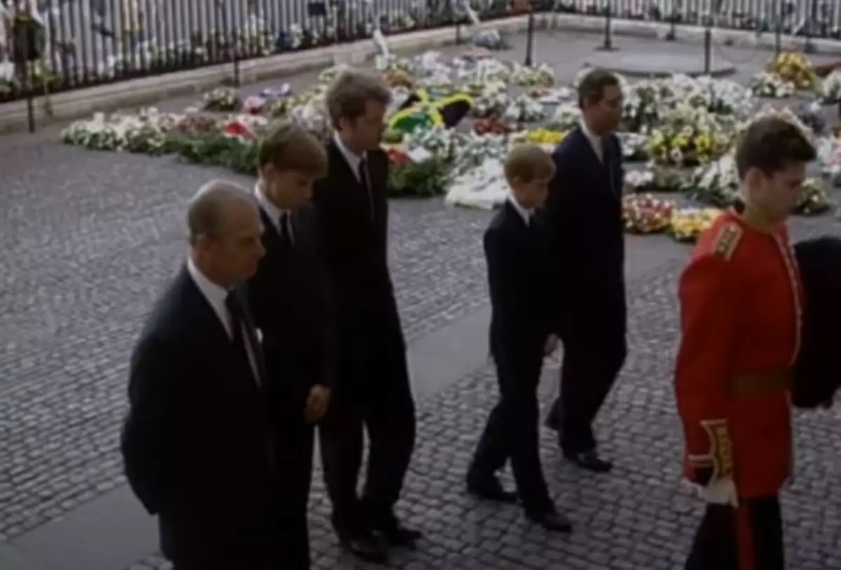 Πρίγκιπας Ουίλιαμ: Δοκιμασία η πομπή πίσω από το φέρετρο της γιαγιάς του—Ξύπνησαν μνήμες από την κηδεία της Νταϊάνα