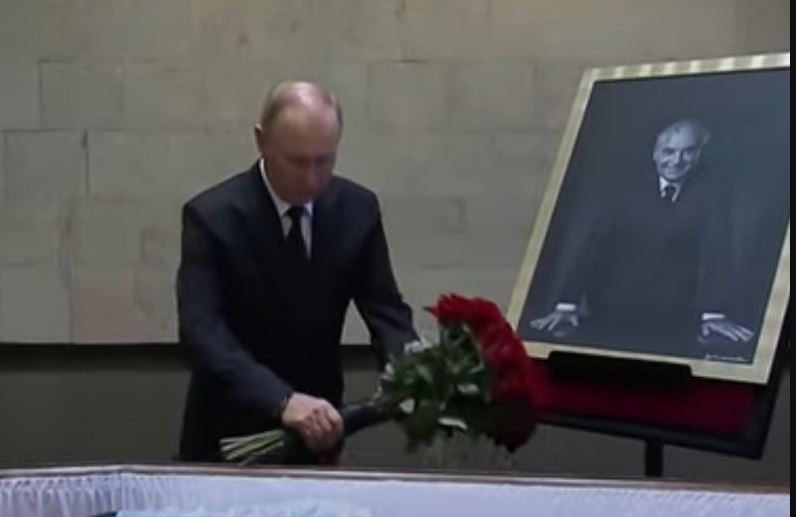Γιατί ο Πούτιν δεν θα παραστεί στην κηδεία του Γκορμπατσόφ – Κατέθεσε λουλούδια κοντά στο φέρετρό του
