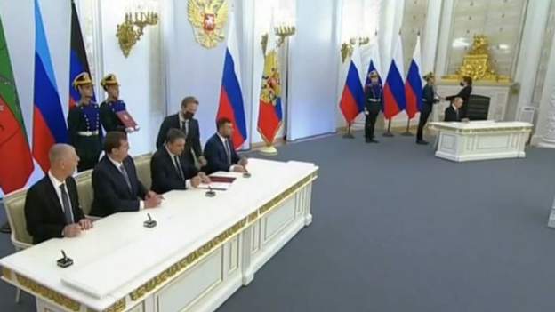 Πούτιν: Στην αίθουσα που υπέγραψε την προσάρτηση της Κριμαίας, υπέγραψε και την προσάρτηση των ουκρανικών περιοχών