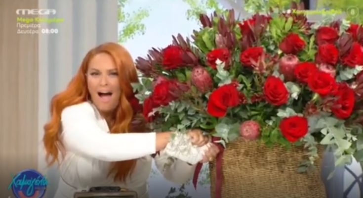 Η Σίσσυ Χρηστίδου με την τεράστια ανθοδέσμη