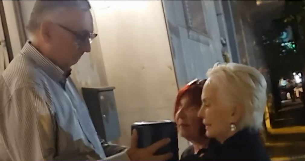 Μάρθα Καραγιάννη: Η συγκινητική στιγμή που ο Δημήτρης Σούρας παρέλαβε την τέφρα της