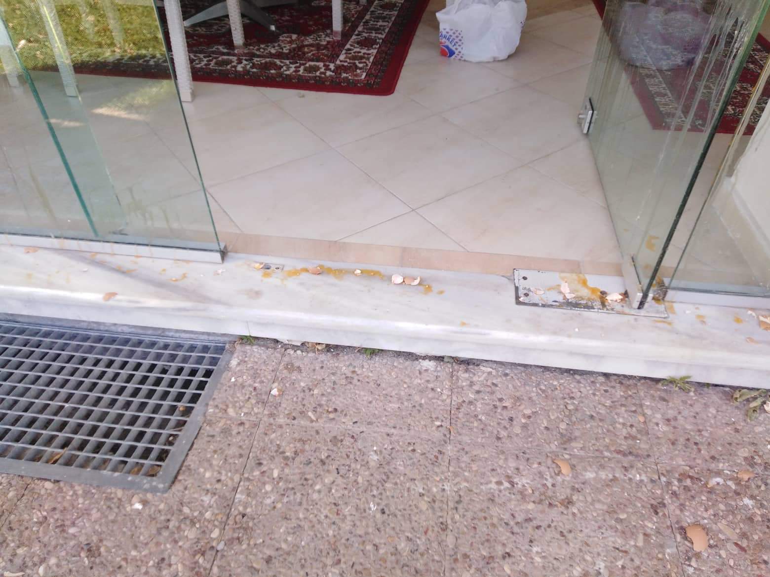 επίθεση στον ΣΥΡΙΖΑ με αυγά