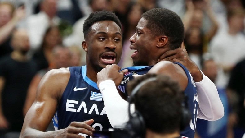 EuroBasket 2022: Ο Κώστας Αντετοκούνμπο αποχώρησε κλαίγοντας – Τον αγκάλιασε ο Θανάσης – ΒΙΝΤΕΟ