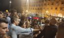 Κυριάκος Μητσοτάκης: Η βόλτα στην πλατεία Αριστοτέλους και οι selfie