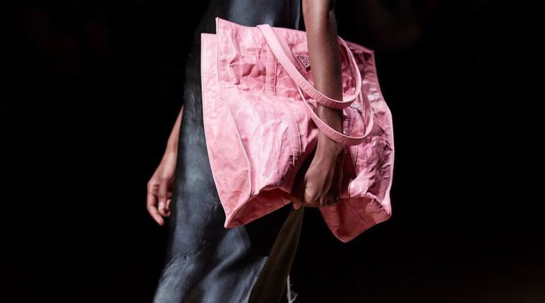 Oversized bags: Ο… «γίγαντας» των τσαντών κάνει την εμφάνισή του στις πασαρέλες του Μιλάνου
