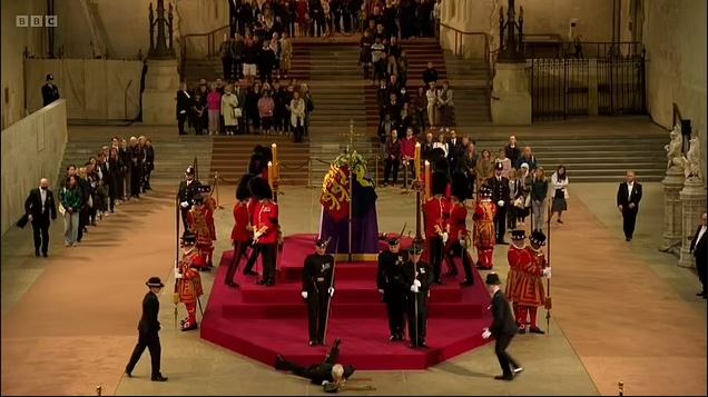 Φρουρός λιποθύμησε δίπλα στο φέρετρο της βασίλισσας Ελισάβετ