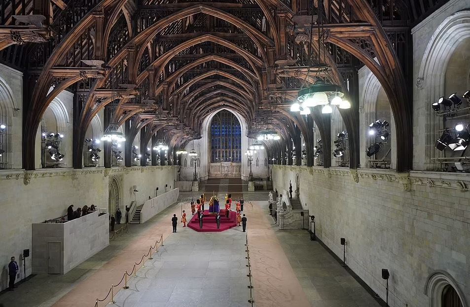 Βασίλισσα Ελισάβετ: Ολοκληρώθηκε το λαϊκό προσκύνημα—Τι είπε η τελευταία πολίτης που μπήκε στο Westminster Hall