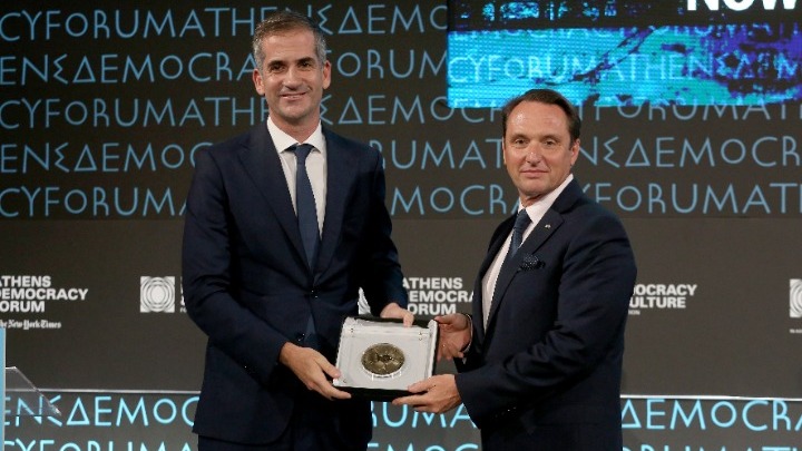 Ο Κώστας Μπακογιάννης απένειμε το βραβείο Δημοκρατίας των Αθηνών στον Ζελένσκι