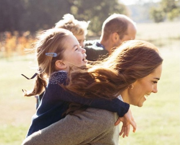Kate Middleton: Αποκάλυψε τι σχολιάζουν τα παιδιά της όταν βλέπουν παλαιότερες φωτογραφίες της