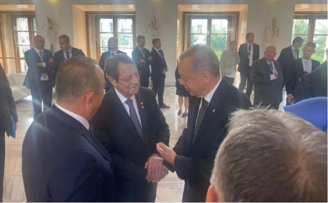 χειραψία Αναστασιάδη - Ερντογάν στην Πράγα