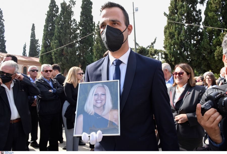 Φώφη Γεννηματά: «Βαρύ» το κλίμα στο μνημόσυνο για τον έναν χρόνο από τον θάνατό της – Συγκινημένος ο σύζυγός της
